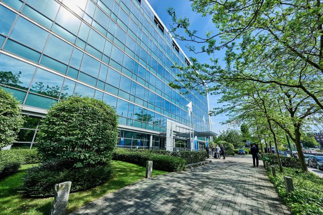 De Mens has rented office space in Brussels