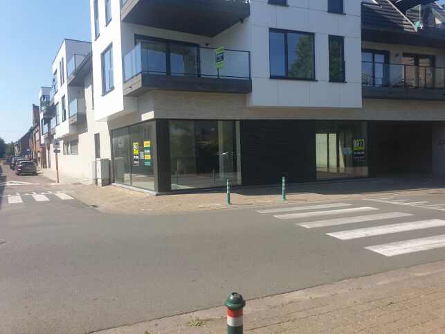 Retail outlet, shop & offices to let in Ghent Melle