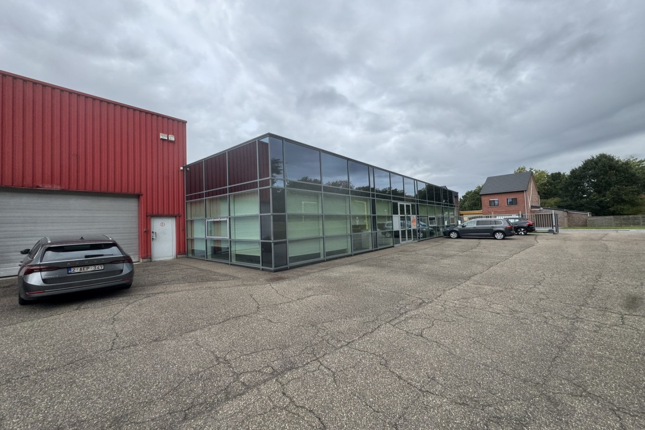 Magazijn met kantoren & labo te huur bij Leuven
